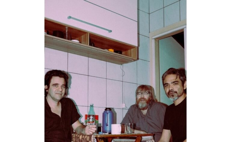 Projeto que une integrantes de Sonic Youth, Forgotten Boys e banda de Pitty anuncia novo álbum